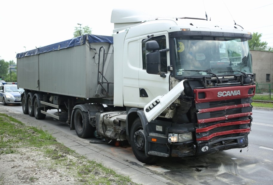 Ciężarówka, która spowodowała wypadek w Krakowie /Stanisław Rozpędzik /PAP