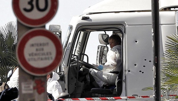 Ciężarówka, którą terrorysta wjechałw tłum /ALBERTO ESTEVEZ /PAP/EPA