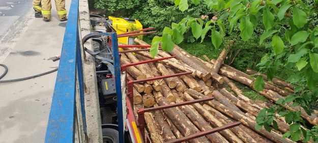 Ciężarówka, która wpadła do rzeki Radunia /KW PSP Gdańsk /Materiały prasowe