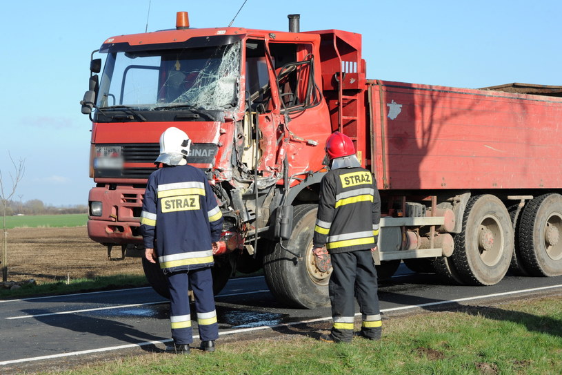 Ciężarówka, która zderzyła się z autobusem / 	Marcin Bielecki    /PAP
