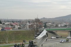 Ciężarówka niemal stanęła pionowo, nikt nie ucierpiał