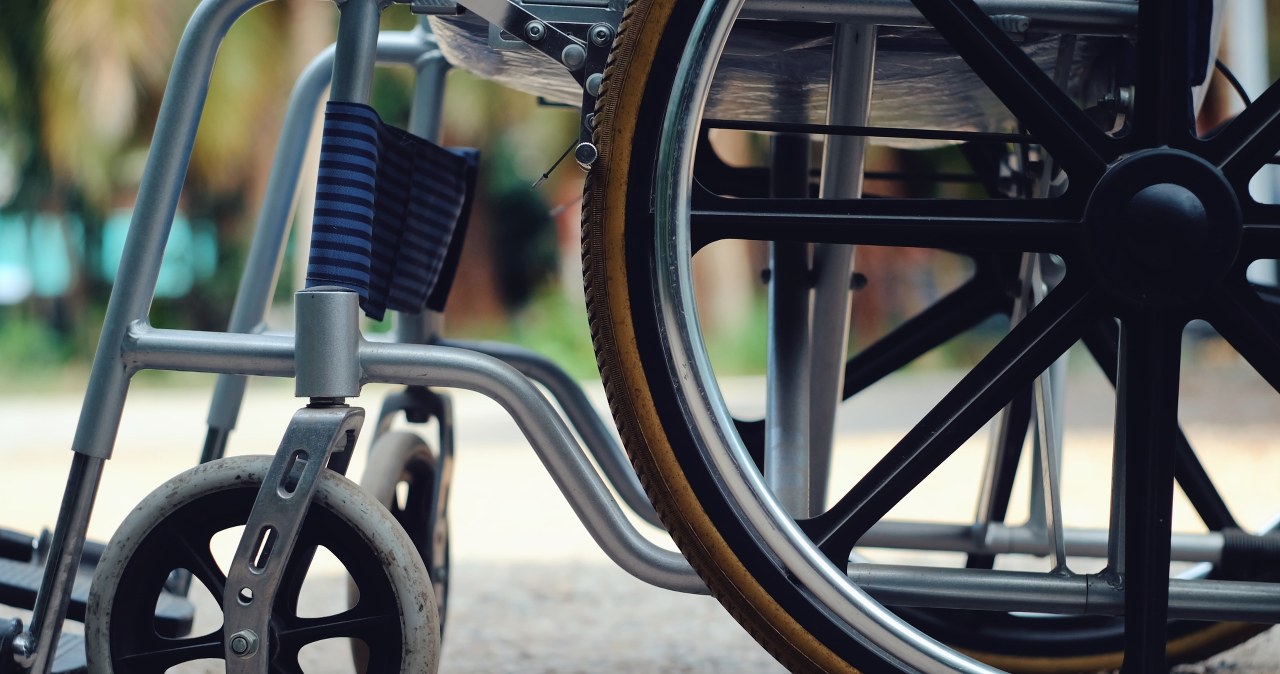 Ciężarówka potrąciła na przejściu pieszego poruszającego się na wózku inwalidzkim