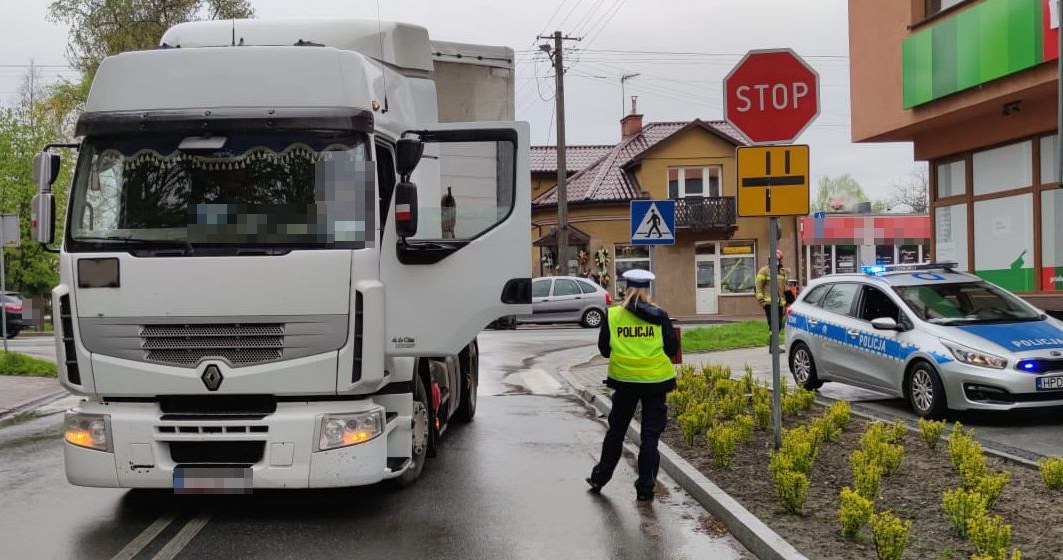 Ciężarówka potrąciła pieszą podczas skręcania w lewo /Policja