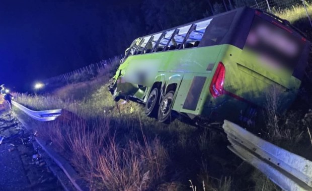 Ciężarówka przebiła barierę i uderzyła w autokar. Są ranni