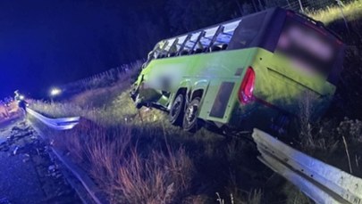 Ciężarówka przebiła barierę i uderzyła w autokar. Są ranni