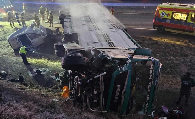Ciężarówka przewożąca bydło zderzyła się z pojazdem konwojentów