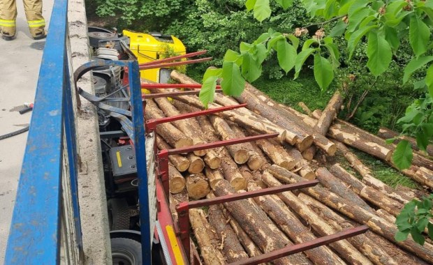 Ciężarówka przewożąca drewno uderzyła w bariery i wpadła do rzeki [ZDJĘCIA]