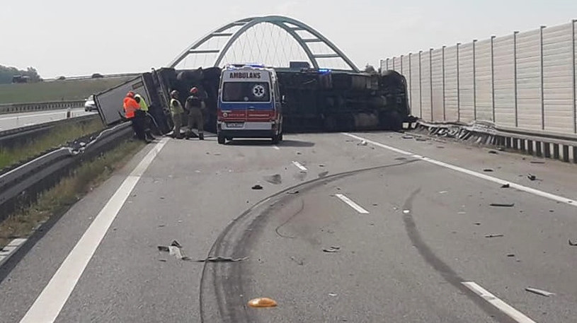 Ciężarówka przewróciła się na drodze S3 pod Świebodzinem /Policja