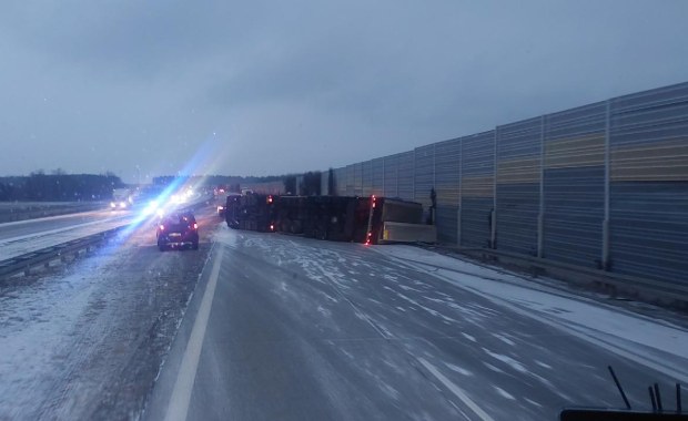 Ciężarówka przewróciła się na ekspresówce. Jedna osoba ranna