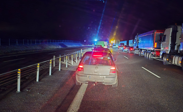 Ciężarówka uderzyła w bariery. Autostrada A1 zablokowana