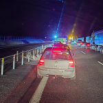 Ciężarówka uderzyła w bariery. Na jezdnię wylało się paliwo