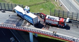 Ciężarówka uderzyła w bariery na S8. Kierowca zakleszczony