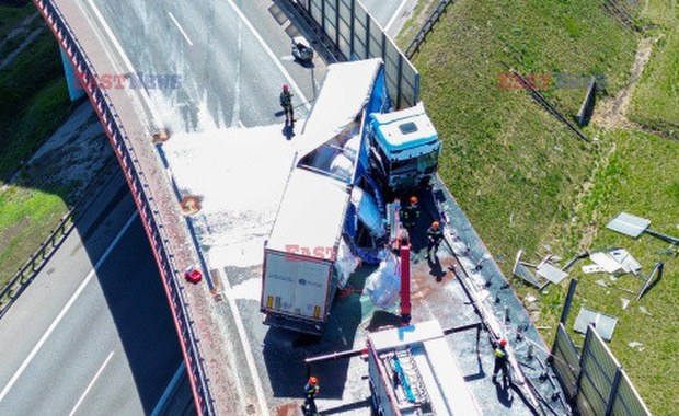 Ciężarówka uderzyła w bariery na S8. "Litwin był pod wpływem alkoholu"