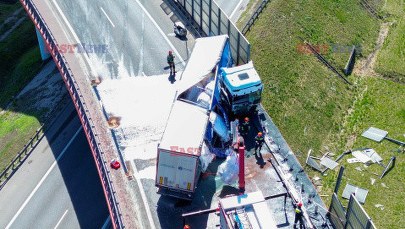 Ciężarówka uderzyła w bariery na S8. 