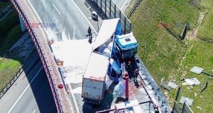 Ciężarówka uderzyła w bariery na S8. "Litwin mógł być pod wpływem alkoholu"