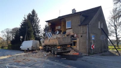 Ciężarówka uderzyła w budynek w Piławie Dolnej. Wewnątrz byli ludzie