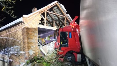 Ciężarówka uderzyła w dom. Jedna ze ścian runęła