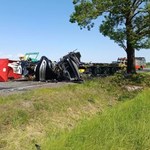 Ciężarówka uderzyła w drzewo, kierowca zginął na miejscu