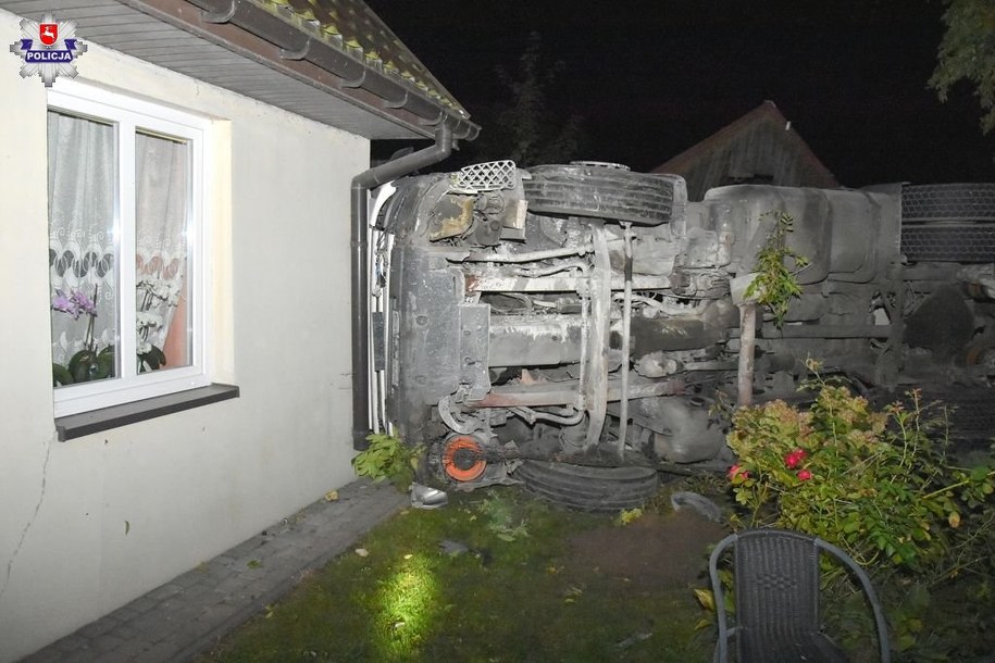 Ciężarówka uderzyła w dwa budynki /Policja