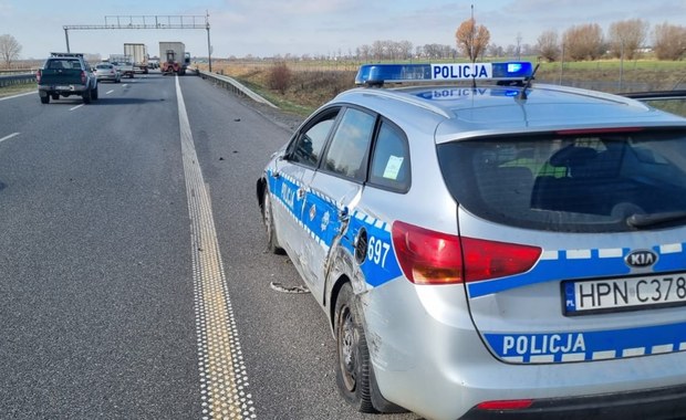 Ciężarówka uderzyła w radiowóz na S7. Poszkodowana policjantka 