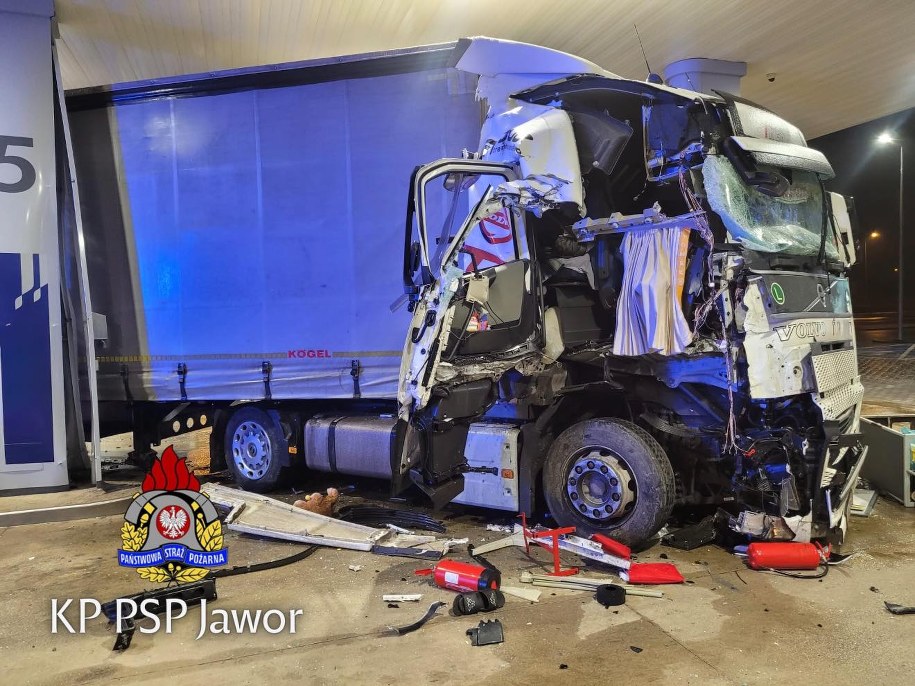 Ciężarówka uderzyła w słup przy dystrybutorach /KP PSP Jawor /