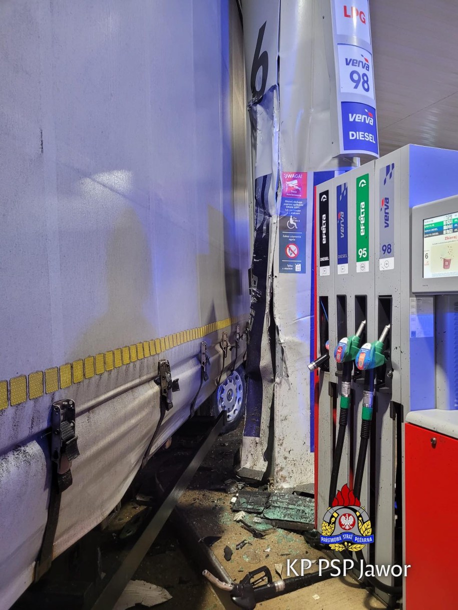 Ciężarówka uderzyła w słup przy dystrybutorach /KP PSP Jawor /