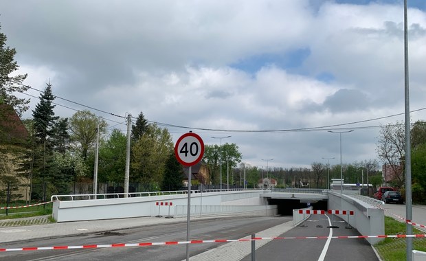 Ciężarówka uderzyła w wiadukt kolejowy w Sulejówku. Tunel zamknięty 