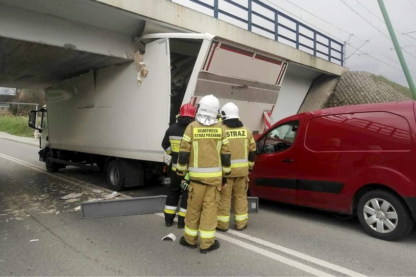 Ciężarówka ugrzęzła pod wiaduktem / Fot. KSRG w Sędziszowie Małopolskim @Facebook /