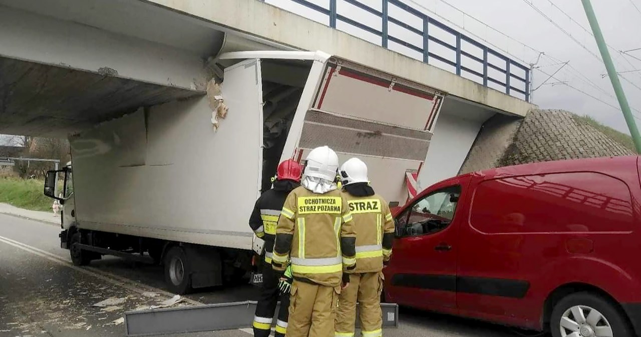 Ciężarówka ugrzęzła pod wiaduktem / Fot. KSRG w Sędziszowie Małopolskim @Facebook /