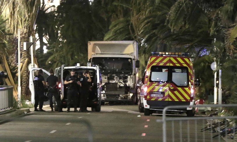 Ciężarówka użyta w zamachu w Nicei /FRANCK FERNANDES  /PAP/EPA