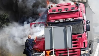 Ciężarówka w ogniu na A4. Kierowca próbował ratować dobytek FILM