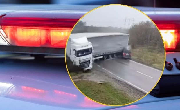 Ciężarówka w poślizgu "zmiotła" osobówkę. Nagranie ku przestrodze