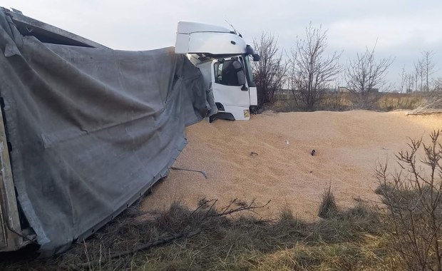 Ciężarówka wjechała do rowu w Pomorskiem. Na pole wysypała się kukurydza