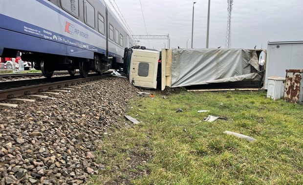 Ciężarówka wjechała pod pociąg. Jechało nim 125 osób