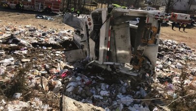 Ciężarówka wjechała pod pociąg, którym podróżowali kongresmeni. 1 osoba nie żyje