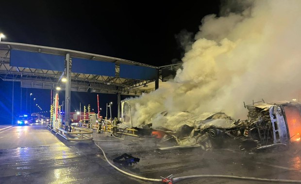 Ciężarówka wjechała w biletomat na A2. Jest nagranie