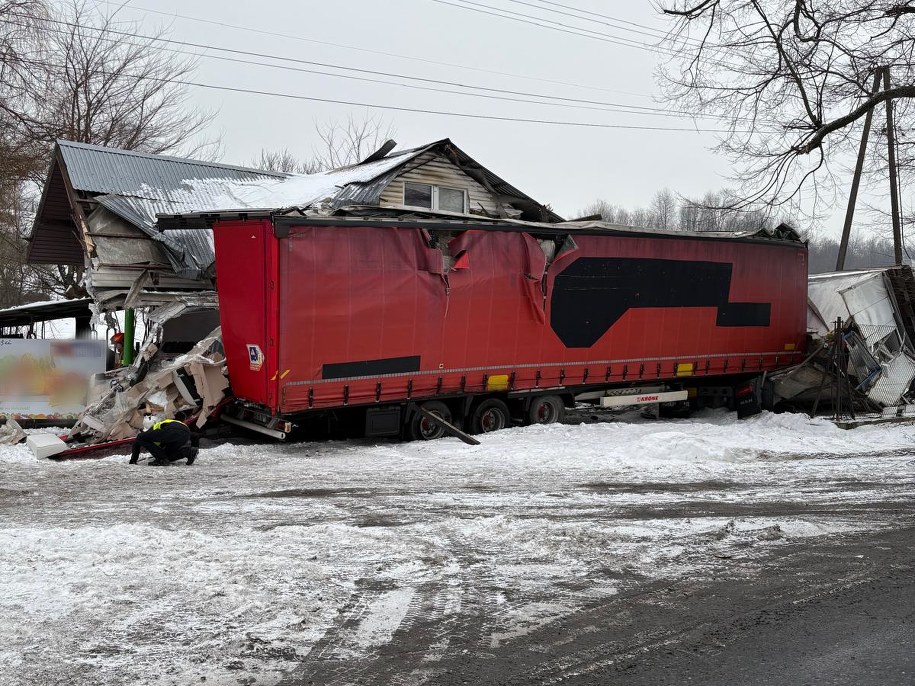 Ciężarówka wjechała w budynek /Podkarpacka Policja /