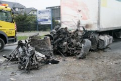 Ciężarówka wjechała w dom. Kierowca w szpitalu