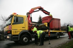 Ciężarówka wjechała w dom. Kierowca w szpitalu