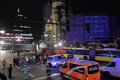 Ciężarówka wjechała w ludzi na kiermaszu w Berlinie - kilkunastu zabitych 