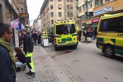 Ciężarówka wjechała w tłum ludzi w centrum Sztokholmu