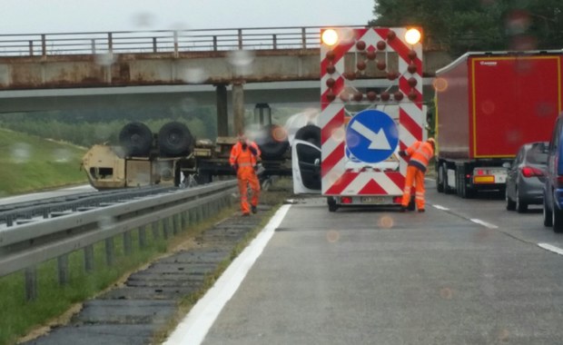 Ciężarówka wojsk amerykańskich dachowała na A18