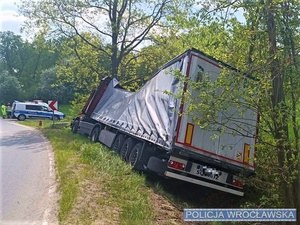 Ciężarówka wpadła do rowu /KMP Wrocław /Policja