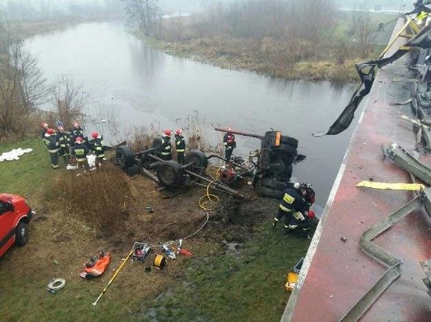 Ciężarówka wpadła do rzeki /Komenda Powiatowa Państwowej Straży Pożarnej w Pile /