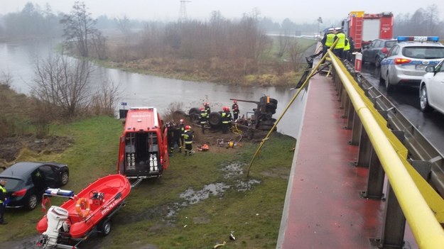 Ciężarówka wpadła do rzeki /Komenda Powiatowa Państwowej Straży Pożarnej w Pile /