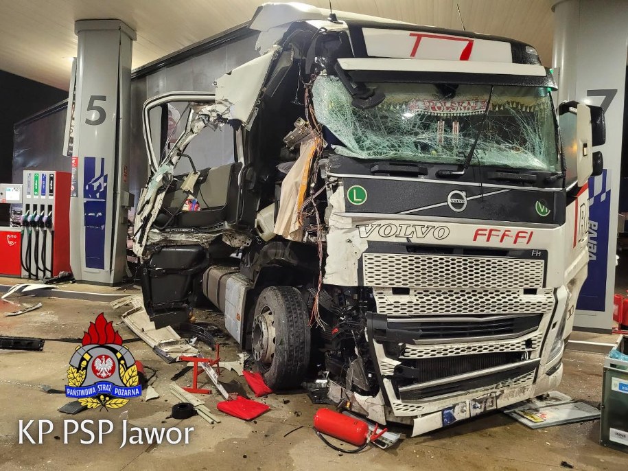 Ciężarówka wpadła w poślizg i uderzyła w słup /KP PSP Jawor /