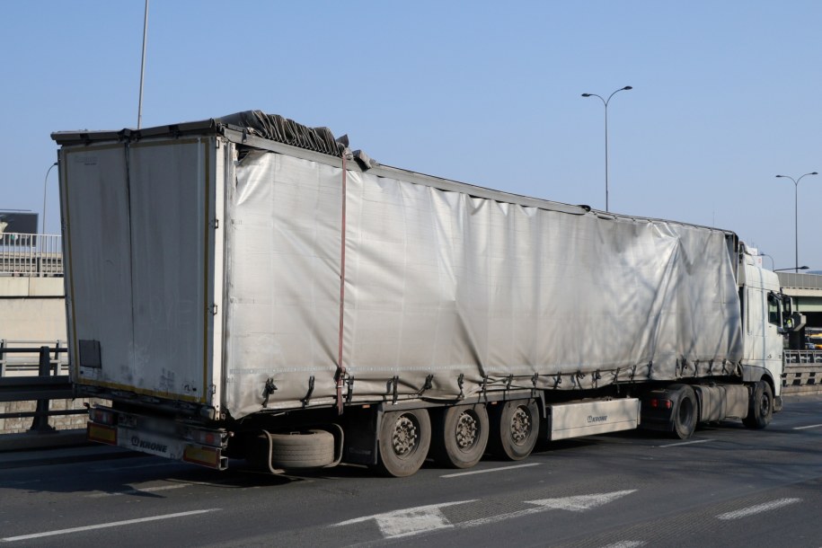 Ciężarówka wydobyta z tunelu /Paweł Supernak /PAP