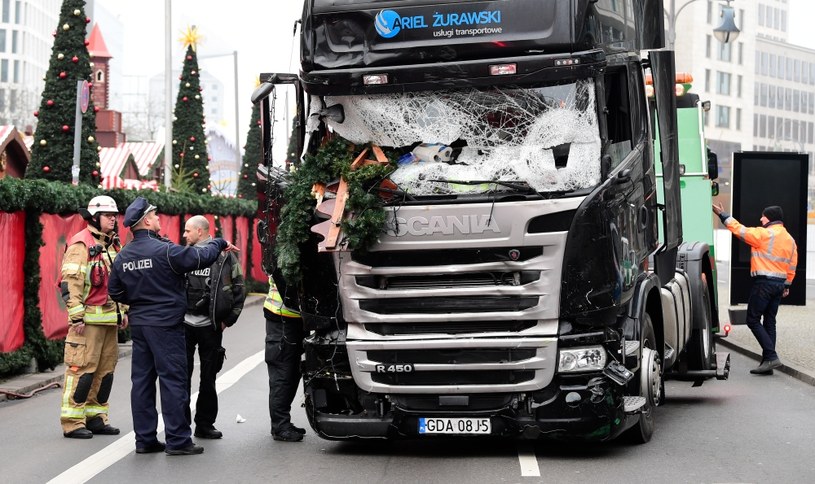 Ciężarówka wykorzystana do przeprowadzenia zamachu na jarmark bożonarodzeniowy w Berlinie /TOBIAS SCHWARZ /AFP