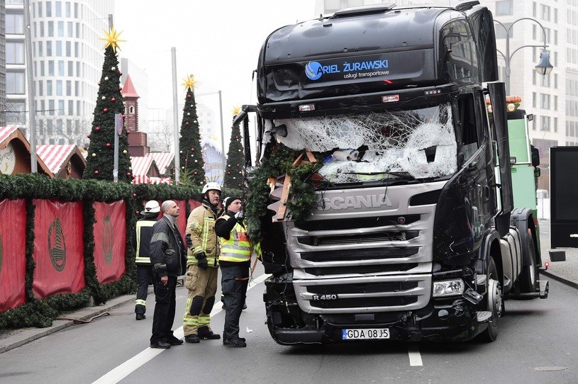 Ciężarówka wykorzystana przez terrorystę do zamachu /TOBIAS SCHWARZ /East News