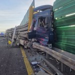 Ciężarówka z betonowymi płytami uderzyła w bariery. Wypadek na S7